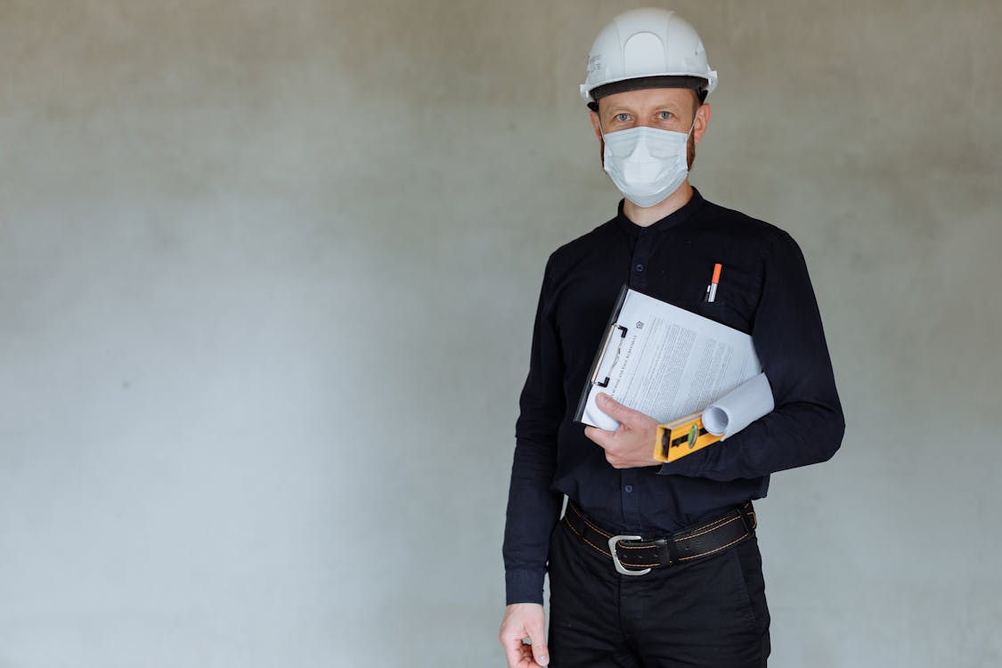 建設業許可証を確認するビジネスマン。建設業法に基づく許可が必要な工事について解説